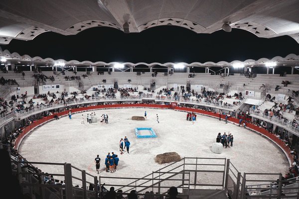 How do UK sports journalists maintain impartiality?